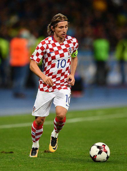 北雪平球迷向场内投掷烟花，瑞典超甲升级附加赛被迫中断