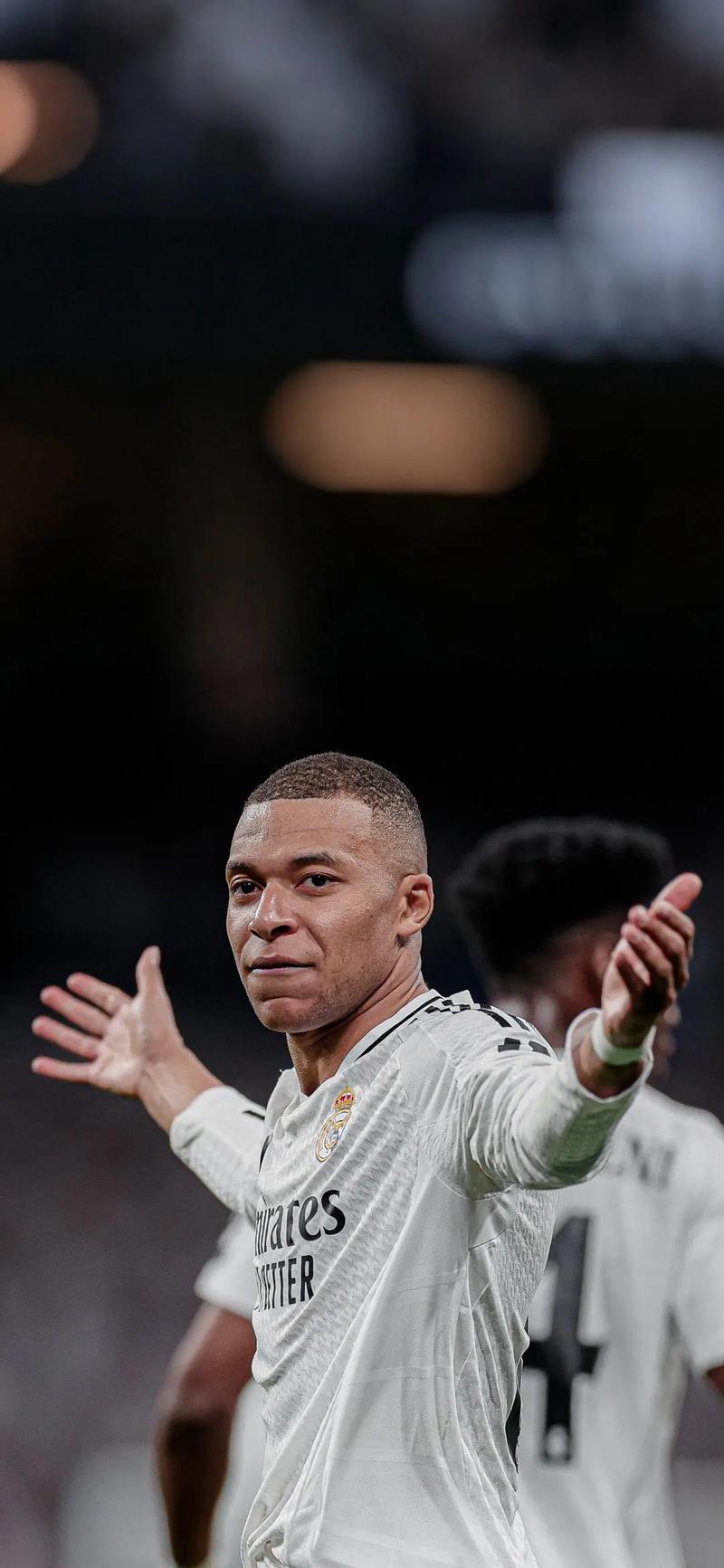 篮球湖人球星时隔两周复出，全场掌声雷动